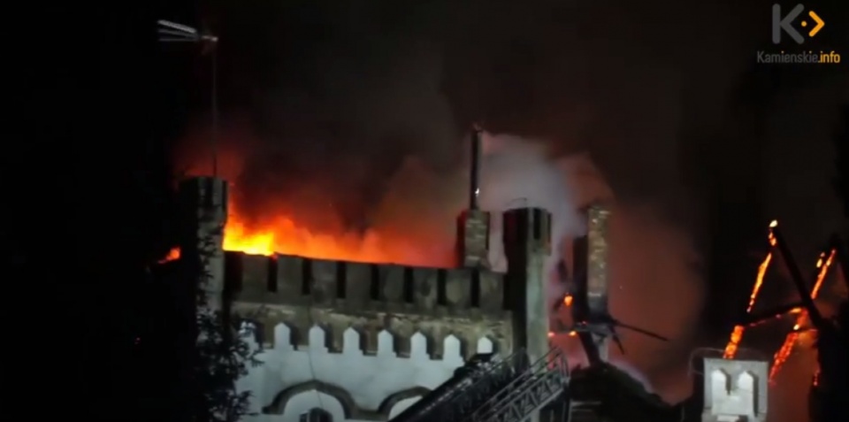 Pożar zabytkowego Pałacyku w Miłachowie w powiecie kamieńskim. Źródło fot. www.youtube.com/kamienskieinfo