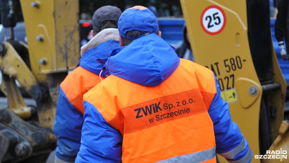 Na ulicy zamarzła cienka, około metrowa strużka wody, jest to oznaczone, nie powinno stwarzać zagrożenia dla kierowców. Fot. Łukasz Szełemej [Radio Szczecin/Archiwum]