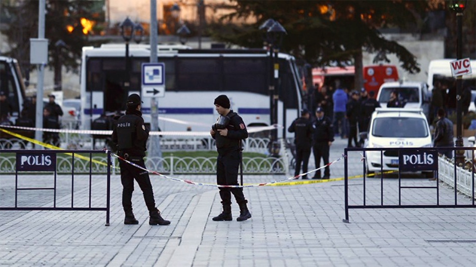 Turecka policja zatrzymała trzech mężczyzn zamieszanych we wtorkowy zamach w Stambule. Fot. twitter.com/sputnik