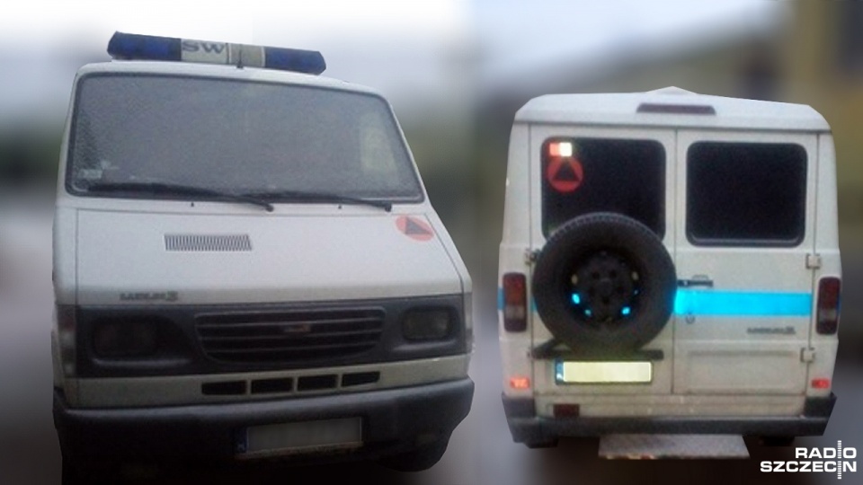 Sprawa dotyczy dwóch więźniarek marki Daewoo Lublin, stojące na parkingu Aresztu Śledczego w Choszcznie. Fot. Łukasz Rabikowski [Radio Szczecin]