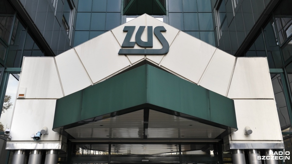 ZUS, czyli Zakład Ubezpieczeń Społecznych potrzebuje miesięcy do każdej operacji związanej z obsługą milionów Polaków.Fot. Łukasz Szełemej [Radio Szczecin/Archiwum]