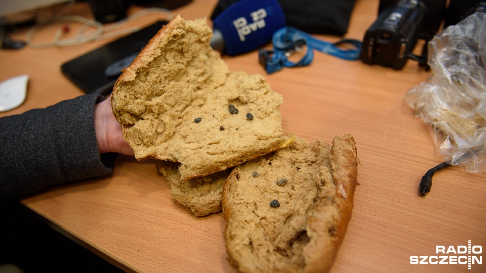 Pani Małgorzata, w jednej ze szczecińskich piekarni kupiła bułki, w których znalazła kamyki. Fot. Konrad Nowak [Radio Szczecin]