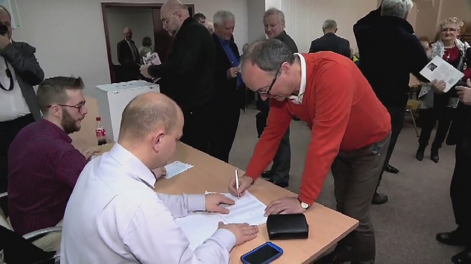 Włodzimierz Czarzasty głosuje podczas wyborów na szefa SLD. Fot. TVN24/x-news