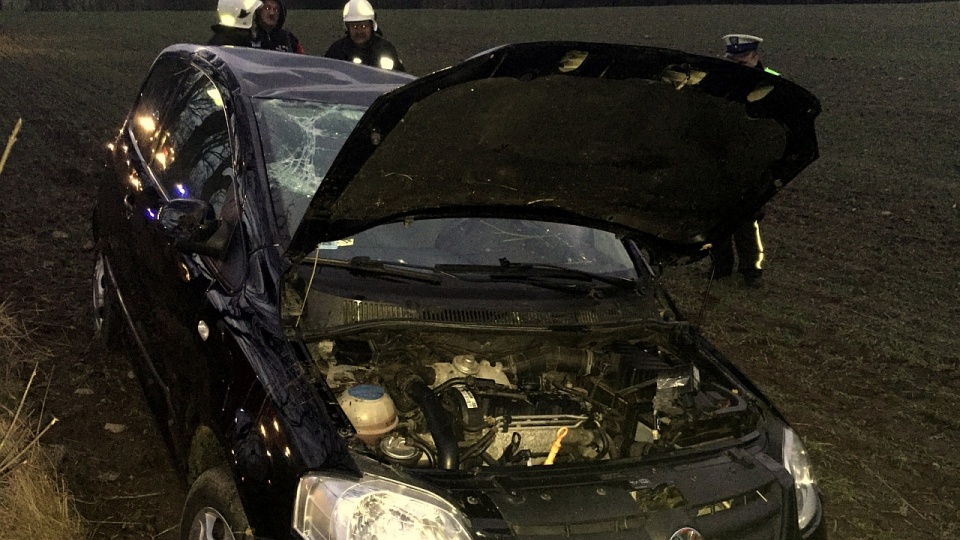 W miejscowości Gozd w powiecie koszalińskim kierujący samochodem osobowym wpadł w poślizg. Auto dachowało. Kierowca trafił do szpitala. Fot. Adam Wójcik