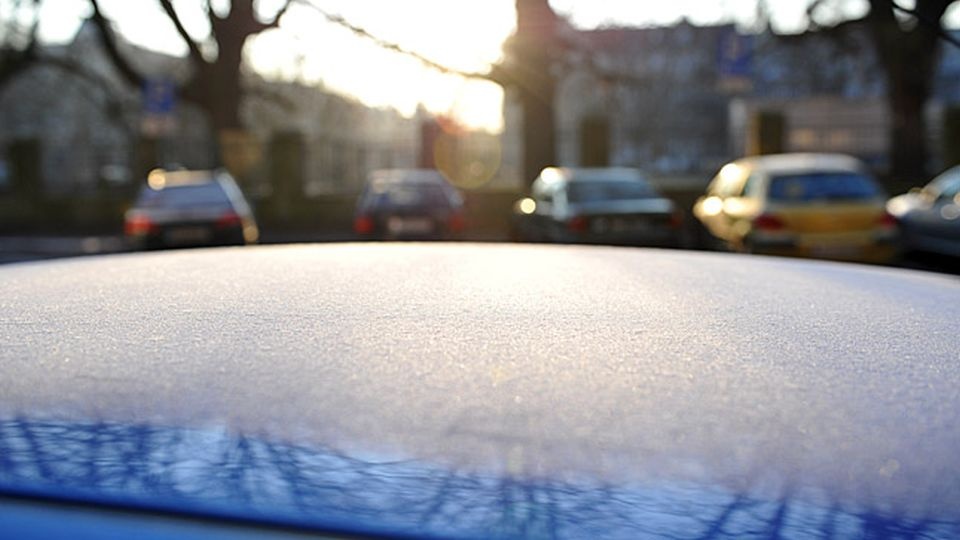 Trzeba uważać szczególnie na trasach niższej kategorii zimowego utrzymania. Fot. Łukasz Szełemej [Radio Szczecin/Archiwum]