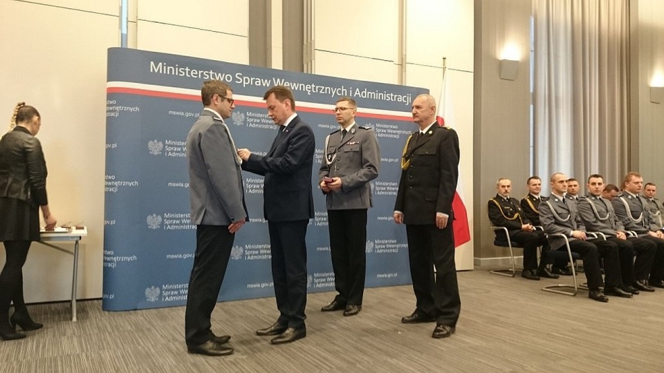Funkcjonariusze ze Szczecina, Białogardu, Goleniowa i Sławna odebrali odznaczenia z rąk ministra spraw wewnętrznych i administracji - Mariusza Błaszczaka. Fot. Mat. Policji