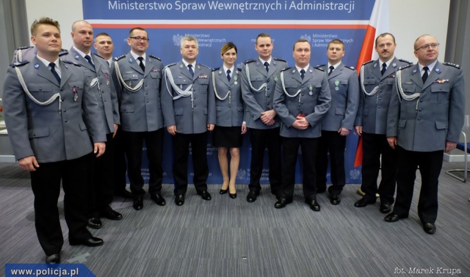 Funkcjonariusze ze Szczecina, Białogardu, Goleniowa i Sławna odebrali odznaczenia z rąk ministra spraw wewnętrznych i administracji - Mariusza Błaszczaka. Fot. Mat. Policji
