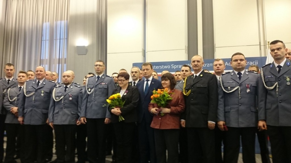 Funkcjonariusze ze Szczecina, Białogardu, Goleniowa i Sławna odebrali odznaczenia z rąk ministra spraw wewnętrznych i administracji - Mariusza Błaszczaka. Fot. Mat. Policji