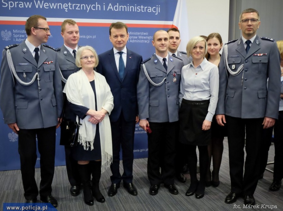 Funkcjonariusze ze Szczecina, Białogardu, Goleniowa i Sławna odebrali odznaczenia z rąk ministra spraw wewnętrznych i administracji - Mariusza Błaszczaka. Fot. Mat. Policji