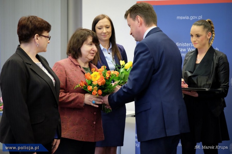 Funkcjonariusze ze Szczecina, Białogardu, Goleniowa i Sławna odebrali odznaczenia z rąk ministra spraw wewnętrznych i administracji - Mariusza Błaszczaka. Fot. Mat. Policji