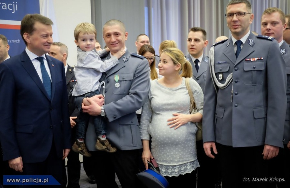 Funkcjonariusze ze Szczecina, Białogardu, Goleniowa i Sławna odebrali odznaczenia z rąk ministra spraw wewnętrznych i administracji - Mariusza Błaszczaka. Fot. Mat. Policji