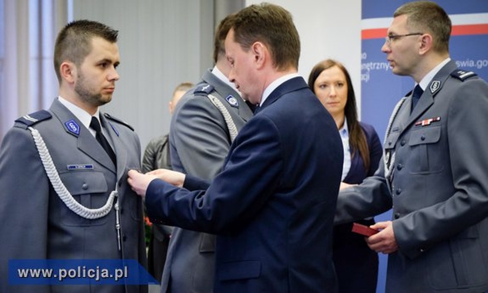 Funkcjonariusze ze Szczecina, Białogardu, Goleniowa i Sławna odebrali odznaczenia z rąk ministra spraw wewnętrznych i administracji - Mariusza Błaszczaka. Fot. Mat. Policji