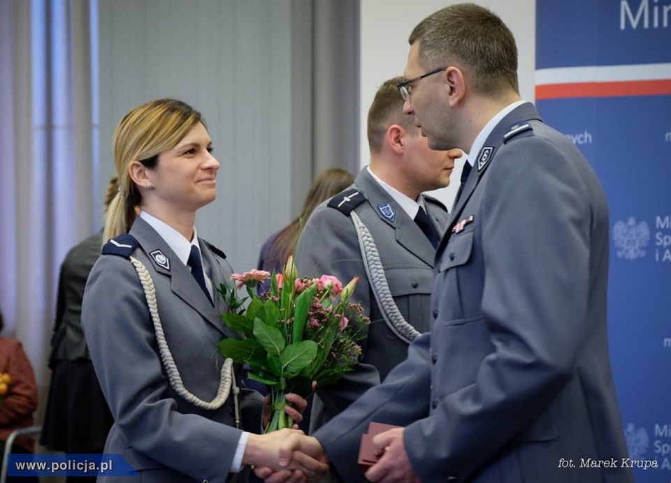 Funkcjonariusze ze Szczecina, Białogardu, Goleniowa i Sławna odebrali odznaczenia z rąk ministra spraw wewnętrznych i administracji - Mariusza Błaszczaka. Fot. Mat. Policji