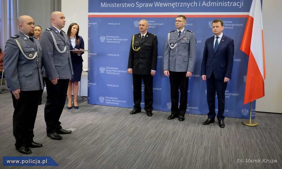 Funkcjonariusze ze Szczecina, Białogardu, Goleniowa i Sławna odebrali odznaczenia z rąk ministra spraw wewnętrznych i administracji - Mariusza Błaszczaka. Fot. Mat. Policji