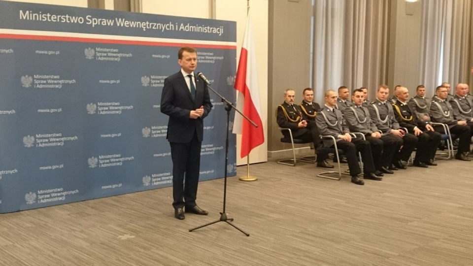 Funkcjonariusze ze Szczecina, Białogardu, Goleniowa i Sławna odebrali odznaczenia z rąk ministra spraw wewnętrznych i administracji - Mariusza Błaszczaka. Fot. Mat. Policji