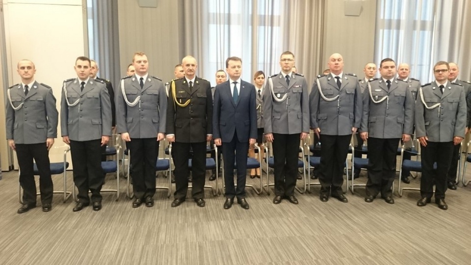 Funkcjonariusze ze Szczecina, Białogardu, Goleniowa i Sławna odebrali odznaczenia z rąk ministra spraw wewnętrznych i administracji - Mariusza Błaszczaka. Fot. Mat. Policji