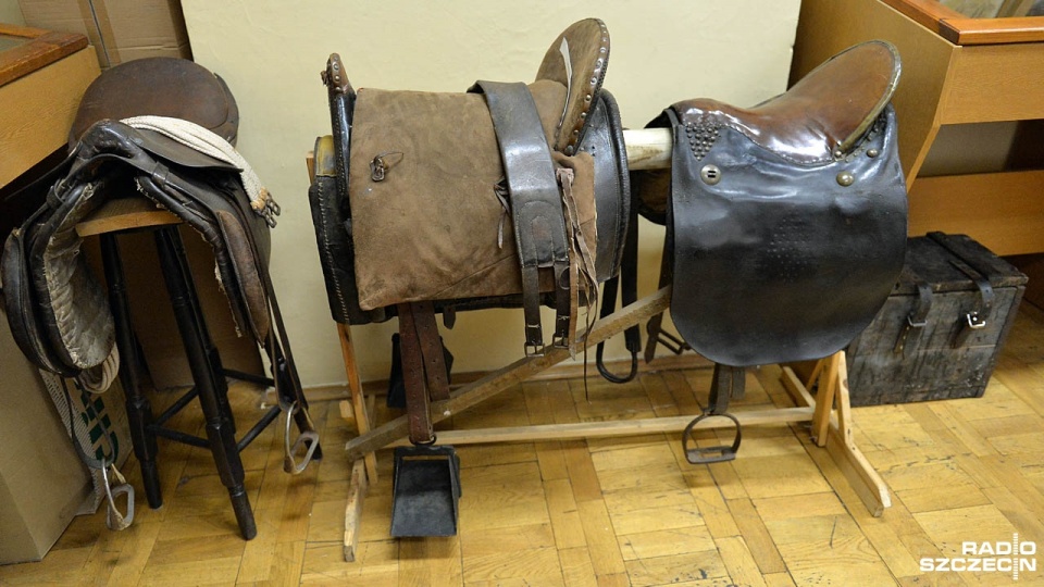 Siodła przekazał twórca policji konnej w Szczecinie Andrzej Wincza. Fot. Łukasz Szełemej [Radio Szczecin]