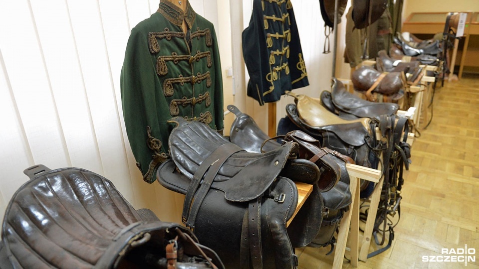 Siodła przekazał twórca policji konnej w Szczecinie Andrzej Wincza. Fot. Łukasz Szełemej [Radio Szczecin]
