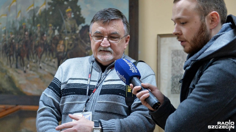 Siodła przekazał twórca policji konnej w Szczecinie Andrzej Wincza. Fot. Łukasz Szełemej [Radio Szczecin]