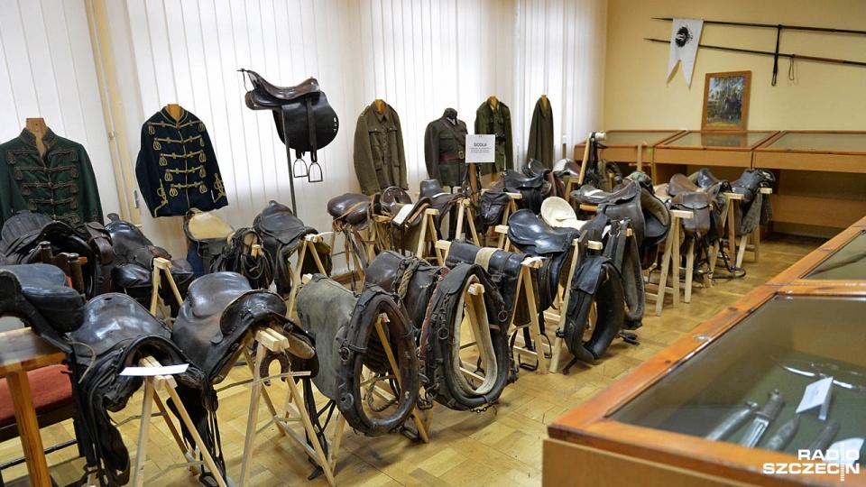 Siodła przekazał twórca policji konnej w Szczecinie Andrzej Wincza. Fot. Łukasz Szełemej [Radio Szczecin]