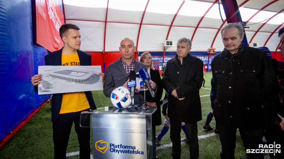 Arkadiusz Marchewka (pierwszy z lewej) i Bartosz Ława (drugi z lewej) podczas konferencji prasowej. Fot. Konrad Nowak [Radio Szczecin]