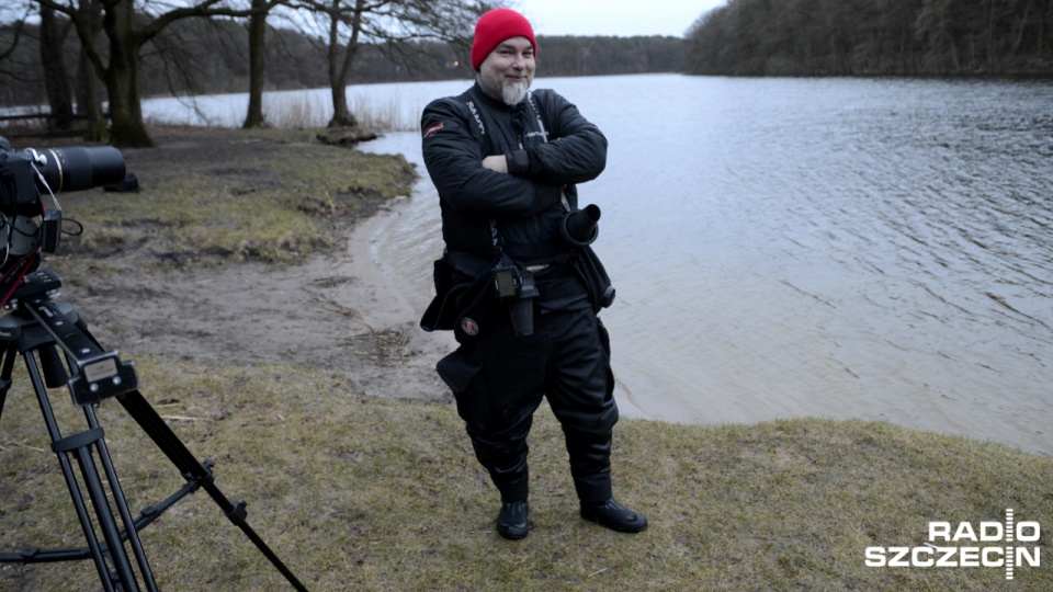Osoba która znalazła pocisk. Fot. Jarosław Gaszyński [Radio Szczecin]