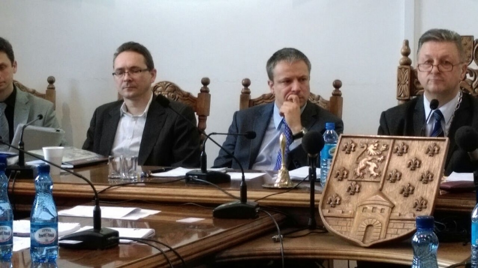 W środę przed północą rada miejska większością głosów obniżyła mu pensje z prawie 12 tysięcy złotych brutto o połowę. Fot. Archiwum prywatne