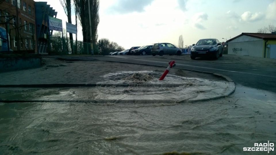 Woda wylewa się na ulicę Hożą. Fot. Monika Bielik [Radio Szczecin]