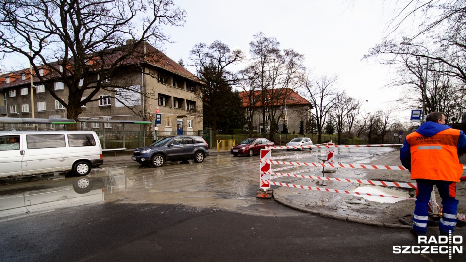 Woda wylewa się na ulicę Hożą. Fot. Konrad Nowak [Radio Szczecin]