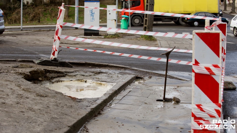 Woda wylewa się na ulicę Hożą. Fot. Konrad Nowak [Radio Szczecin]