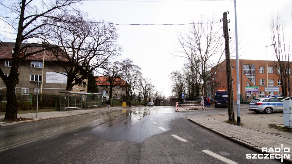Woda wylewa się na ulicę Hożą. Fot. Konrad Nowak [Radio Szczecin]