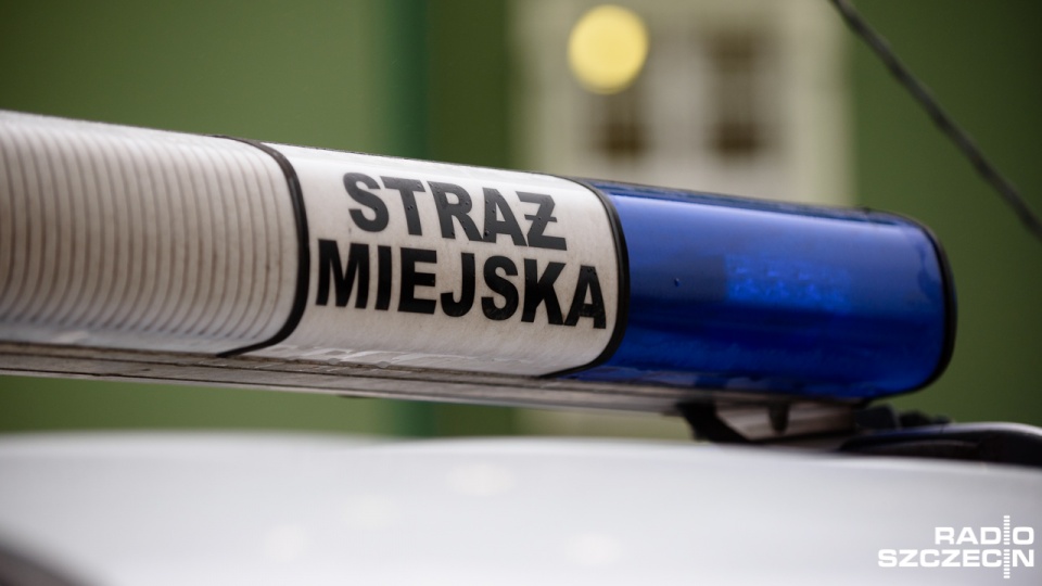 Strażnicy Miejscy ze Szczecinka zbierają książki dla dzieci. Fot. Konrad Nowak [Radio Szczecin]