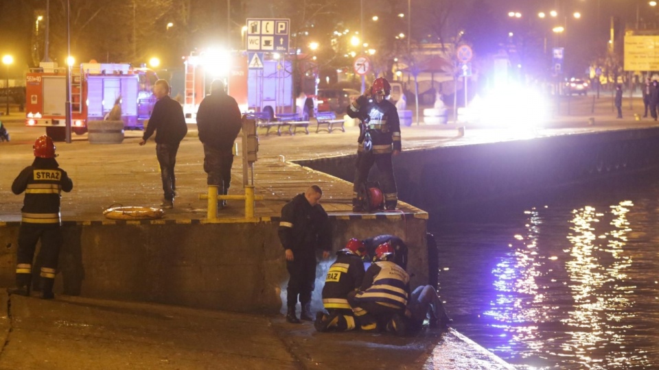 Strażacy uratowali kobietę, która wpadła do kanału portowego w Świnoujściu. Fot. Sławomir Ryfczyński/iswinoujscie.pl