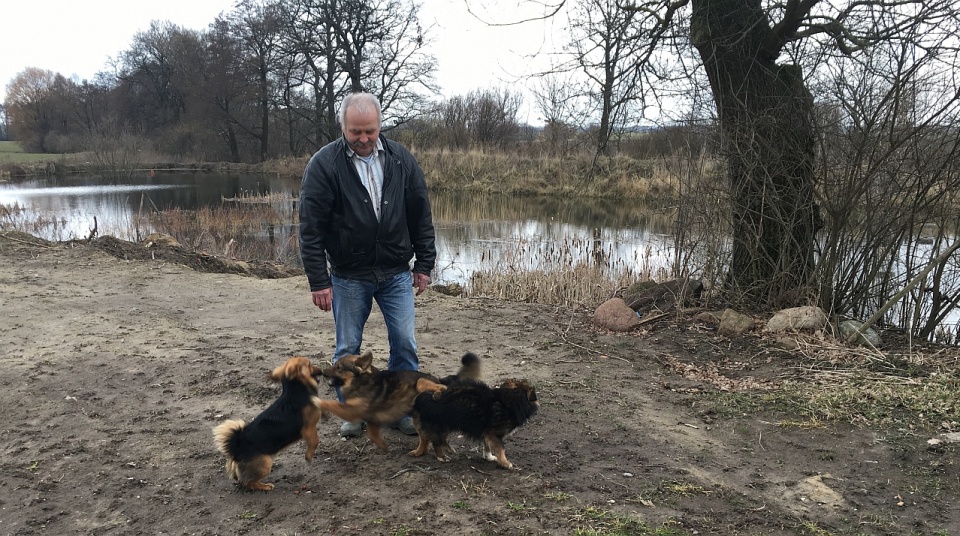 "Poszczułem psami kłusowników, bo kradli ryby z mojego stawu. Za karę dostałem mandat" - tak utrzymuje pan Roman, właściciel gospodarstwa pod Choszcznem. Fot. Anna Łukaszek [Radio Szczecin]