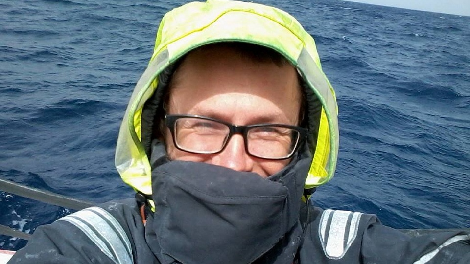 Szymon Kuczyński na jachcie Atlantic Puffin wpłynął w sobotę do mariny w Las Palmas na Gran Canarii kończąc swój samotny rejs dookoła świata. Fot. Facebook.com