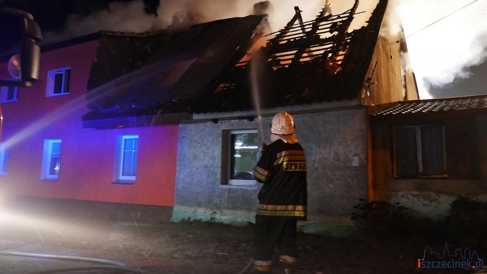Osiem zastępów straży pożarnej walczyło z pożarem dwupiętrowego, wielorodzinnego budynku we wsi Łęknica niedaleko Barwic w powiecie szczecineckim. Fot. iszczecinek.pl