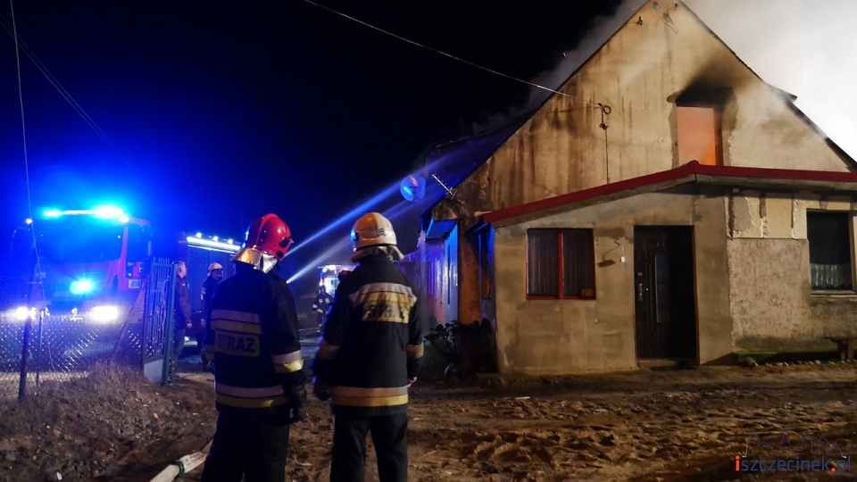 Osiem zastępów straży pożarnej walczyło z pożarem dwupiętrowego, wielorodzinnego budynku we wsi Łęknica niedaleko Barwic w powiecie szczecineckim. Fot. iszczecinek.pl