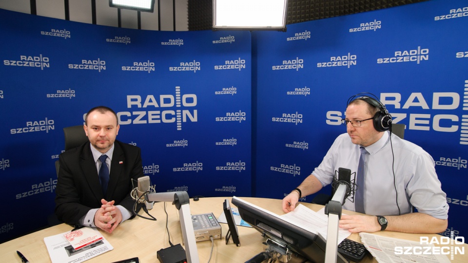 Paweł Mucha w studiu Radia Szczecin. Fot. Konrad Nowak [Radio Szczecin]