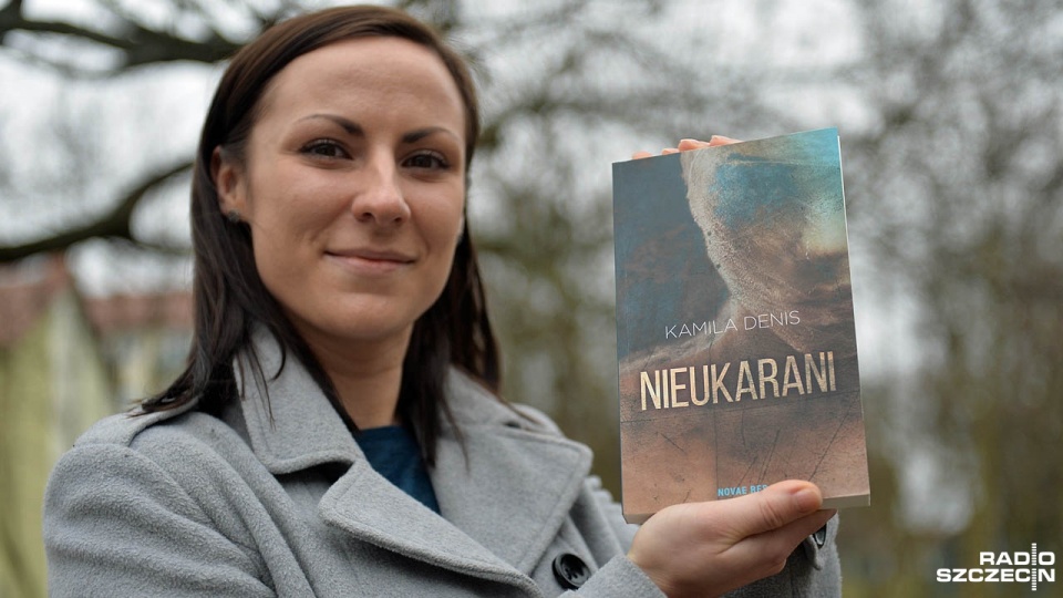 Autorką książki jest debiutująca na literackim rynku mieszkanka Stargardu Kamila Denis. Fot. Łukasz Szełemej [Radio Szczecin]