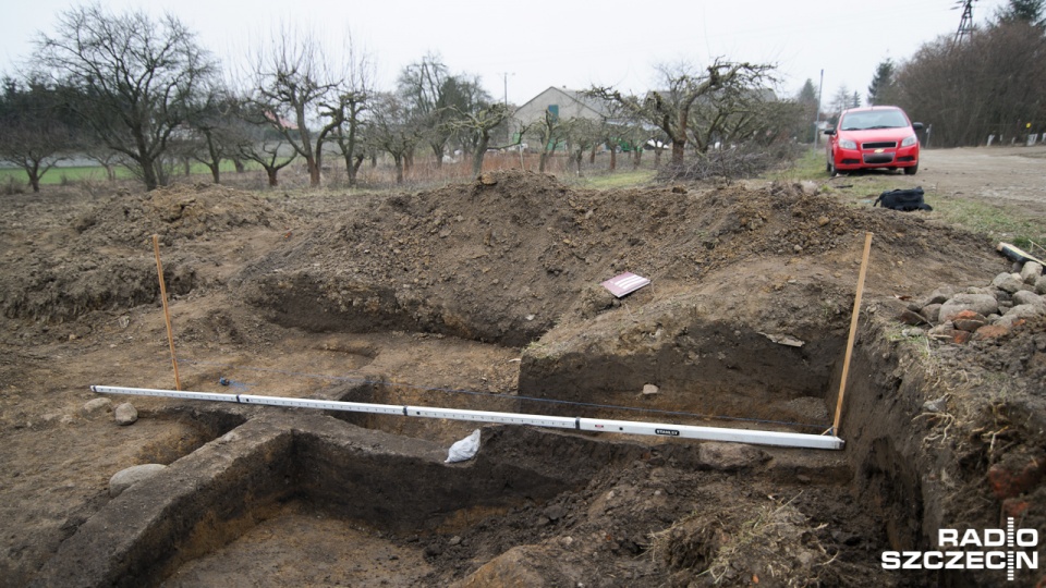 Neolityczną osadę kilkanaście metrów od nowoczesnych budynków w podszczecińskich Warzymicach odkrył archeolog z Przecławia. Fot. Konrad Nowak [Radio Szczecin]
