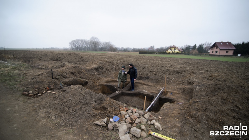 Neolityczną osadę kilkanaście metrów od nowoczesnych budynków w podszczecińskich Warzymicach odkrył archeolog z Przecławia. Fot. Konrad Nowak [Radio Szczecin]
