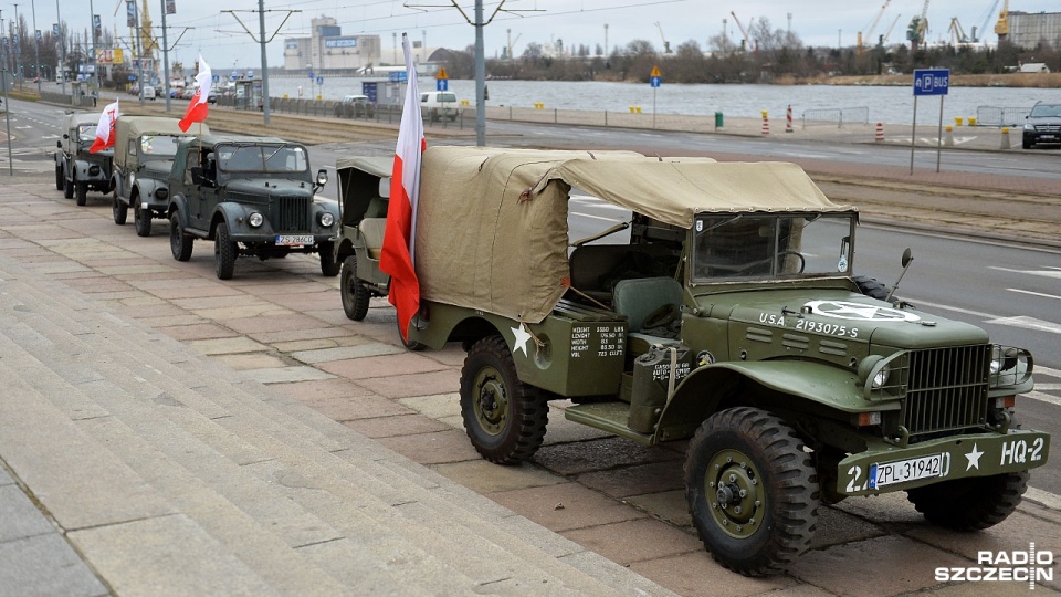 Konwój zabytkowych pojazdów militarnych VI Rajdu Zaślubin. Fot. Łukasz Szełemej [Radio Szczecin]