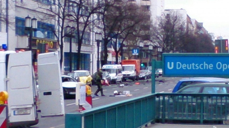 Volkswagen Passat eksplodował w Berlinie - jego kierowca nie żyje, policja zaleca mieszkańcom dzielnicy Charlottenburg, by zostali w domach. Fot. twitter.com/polizeiberlin
