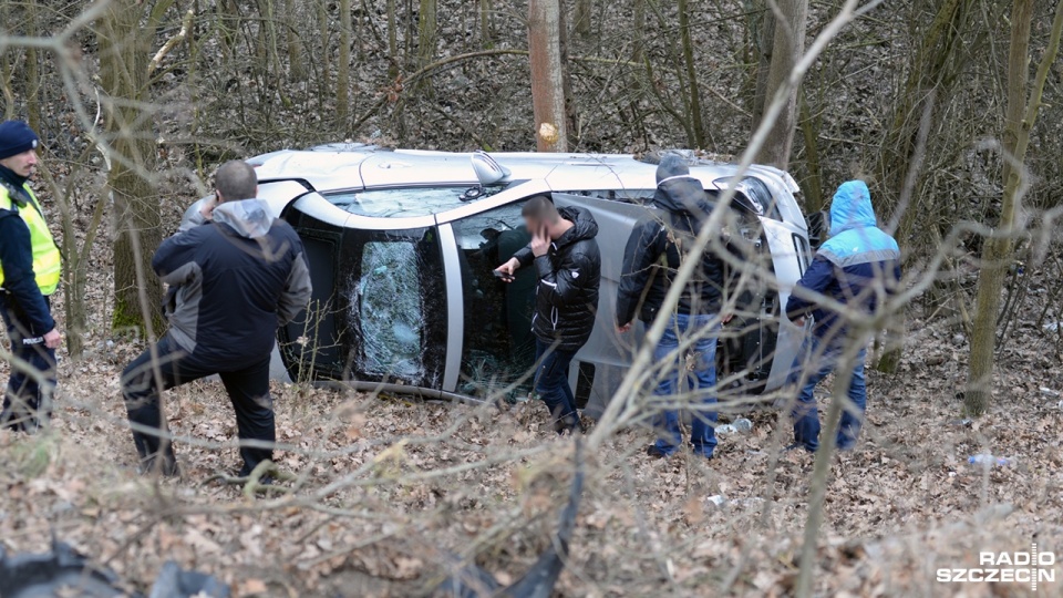 Mercedes dachował na drodze ekspresowej S3 obok węzła Radziszewo. Fot. Piotr Sawiński [Radio Szczecin]