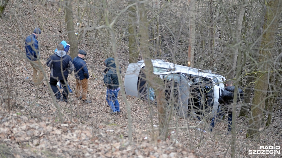 Mercedes dachował na drodze ekspresowej S3 obok węzła Radziszewo. Fot. Piotr Sawiński [Radio Szczecin]