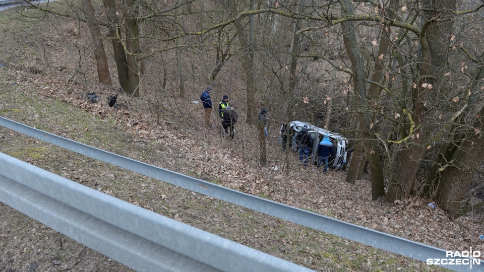 Mercedes dachował na drodze ekspresowej S3 obok węzła Radziszewo. Fot. Piotr Sawiński [Radio Szczecin]