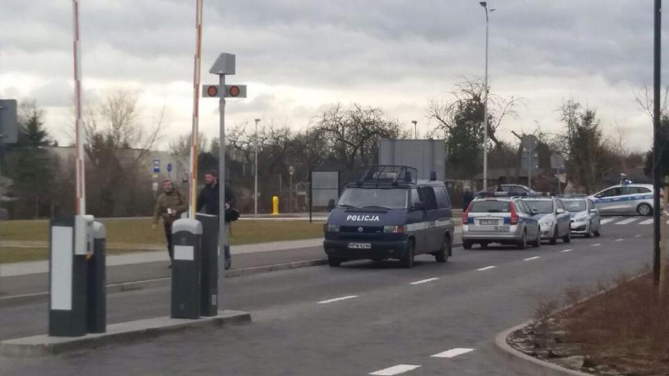 Policjanci przy koszalińskim aquaparku. Fot. Słuchacz