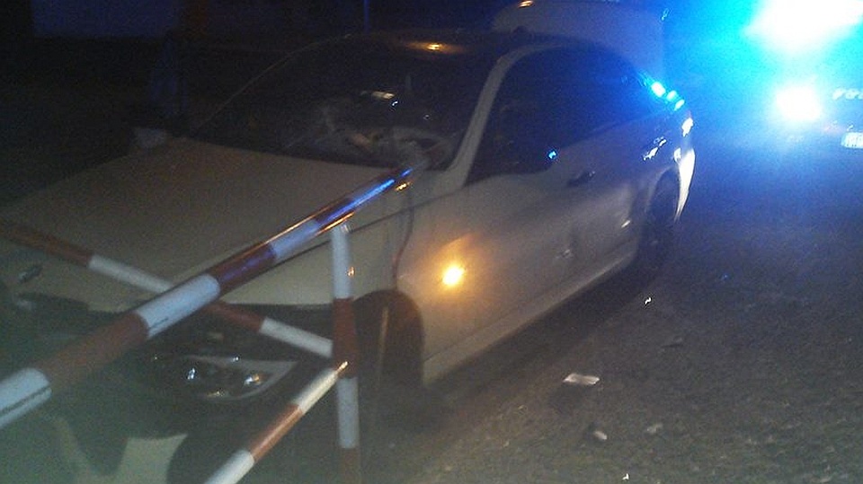 Pijany kierowca wjechał w rurę, która wbiła się w przednią szybę - o włos od jego głowy. Fot. Policja Choszczno