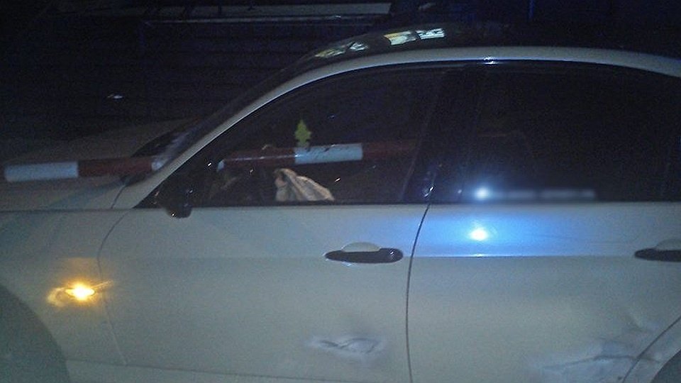 Pijany kierowca wjechał w rurę, która wbiła się w przednią szybę - o włos od jego głowy. Fot. Policja Choszczno