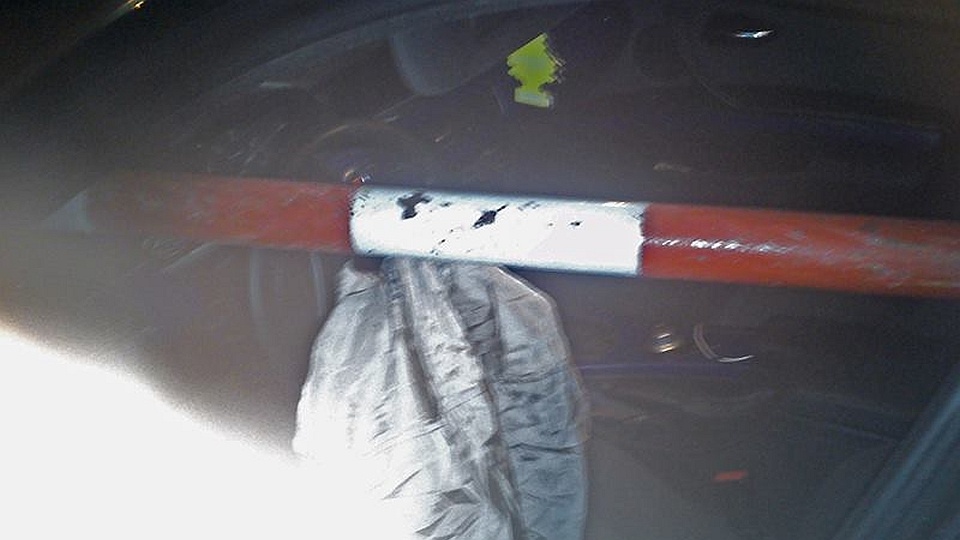 Pijany kierowca wjechał w rurę, która wbiła się w przednią szybę - o włos od jego głowy. Fot. Policja Choszczno